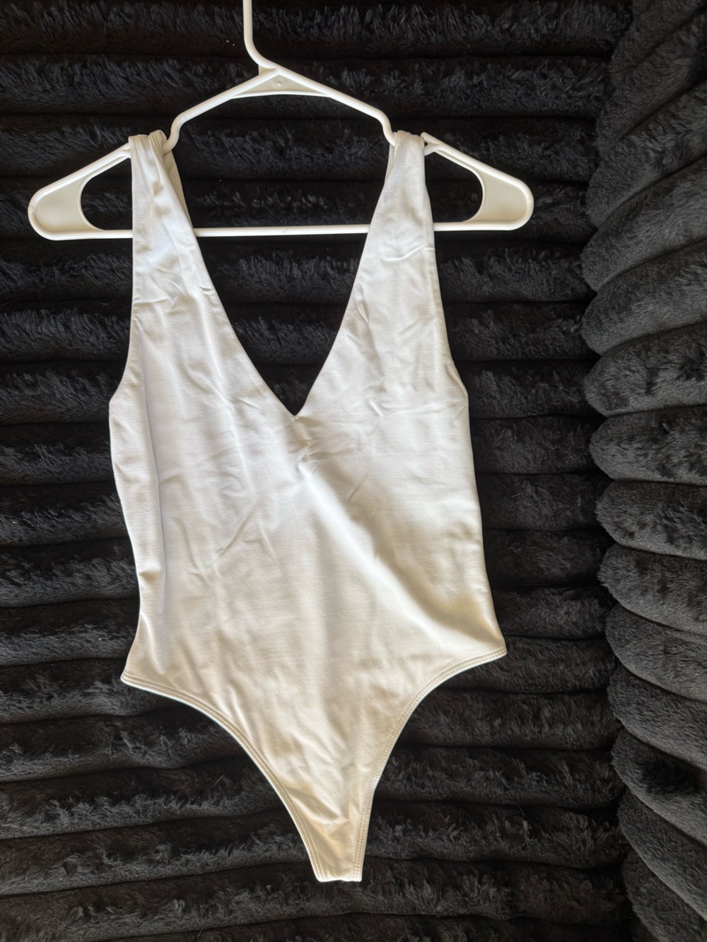 Aritzia Babaton White V-Neck Sleeveless Bodysuit